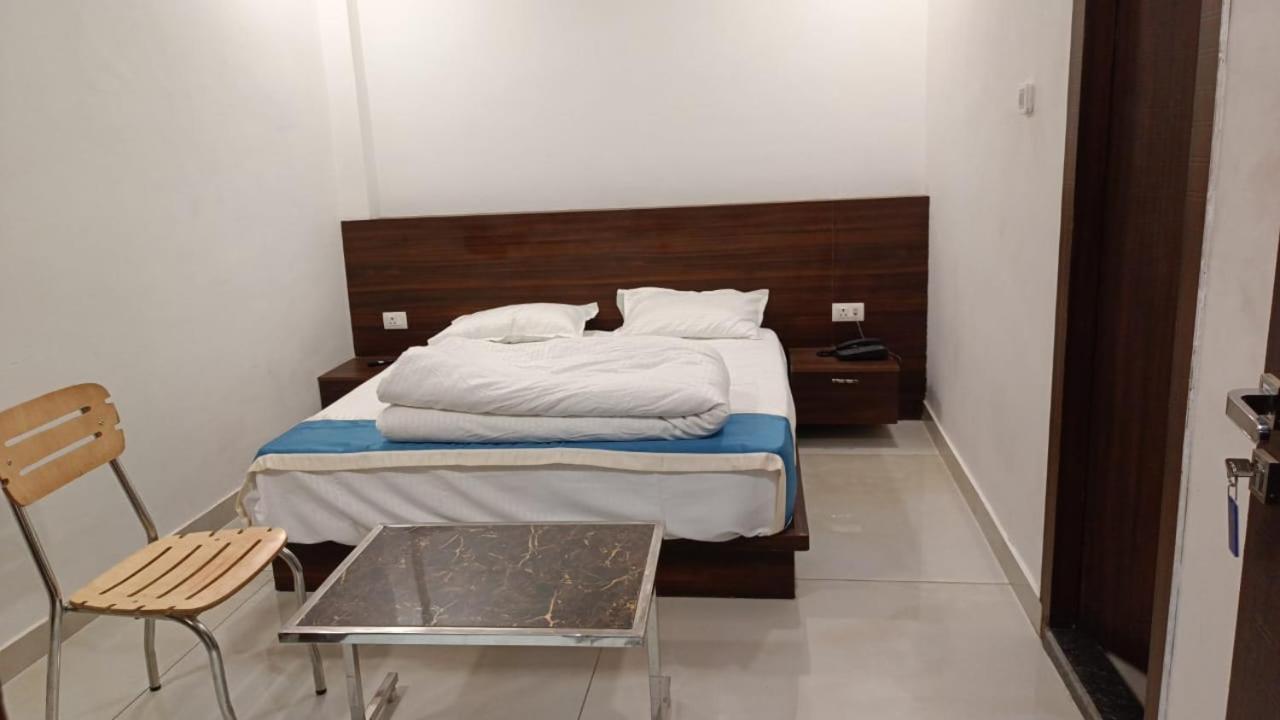 Hotel Cross Road By Wb Inn Unnao Экстерьер фото