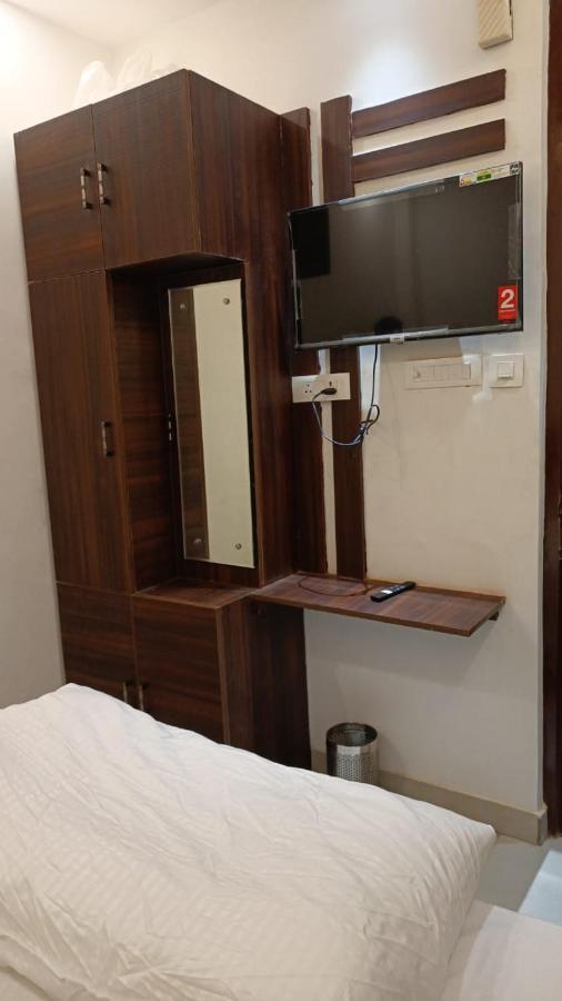 Hotel Cross Road By Wb Inn Unnao Экстерьер фото