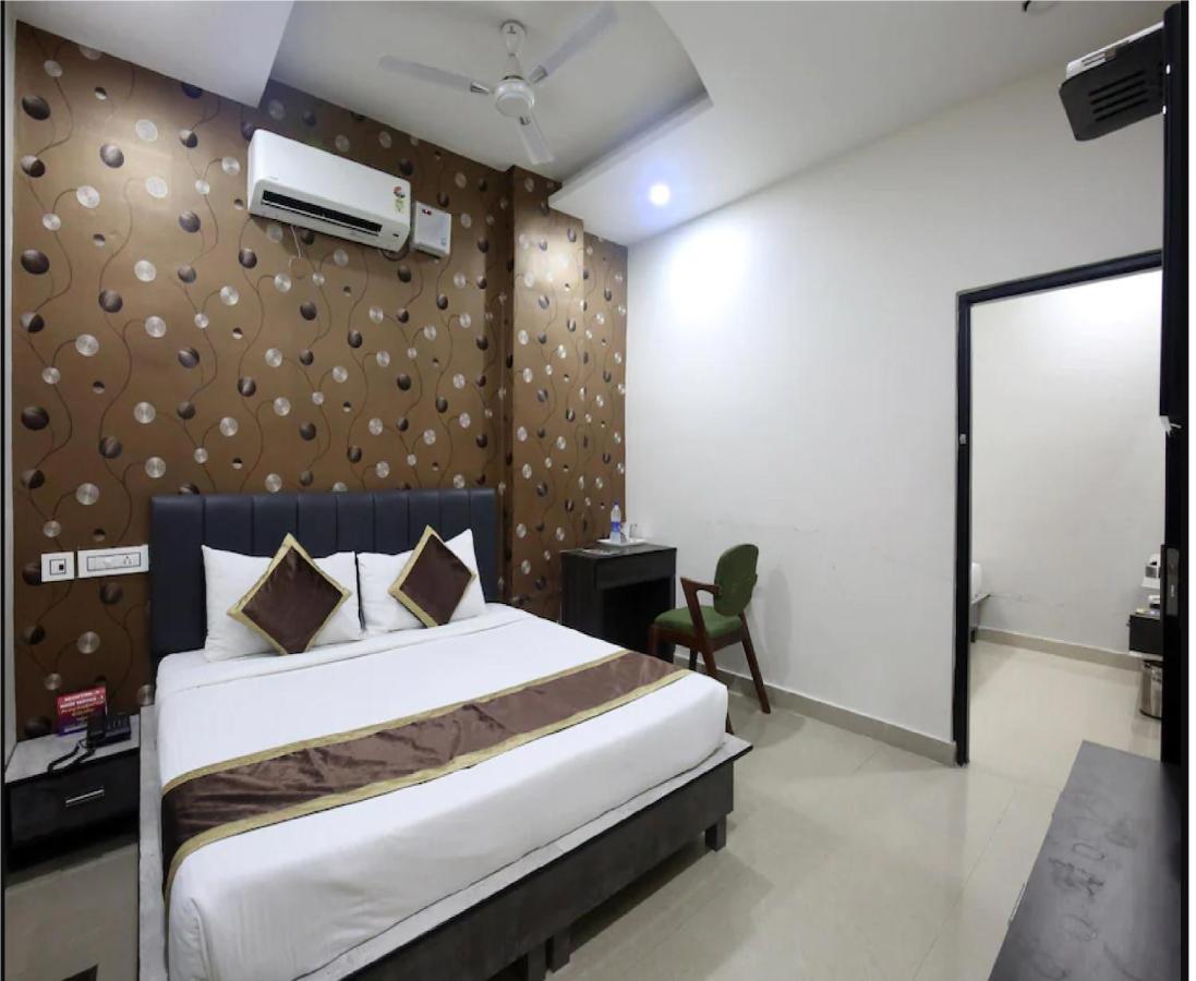 Hotel Cross Road By Wb Inn Unnao Экстерьер фото